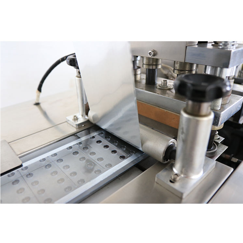 The heat-sealing plastic packaging machine uses card-blister-card sealing.