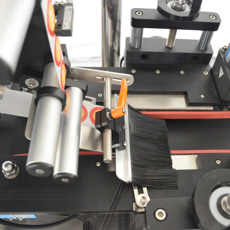 Automatic flat bottle labeler structure and conveyor system