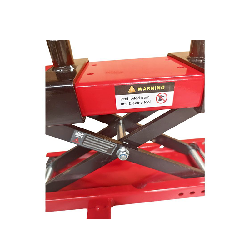 This foldable scissors-style motorcycle stand is sturdy and secure, without any looseness.