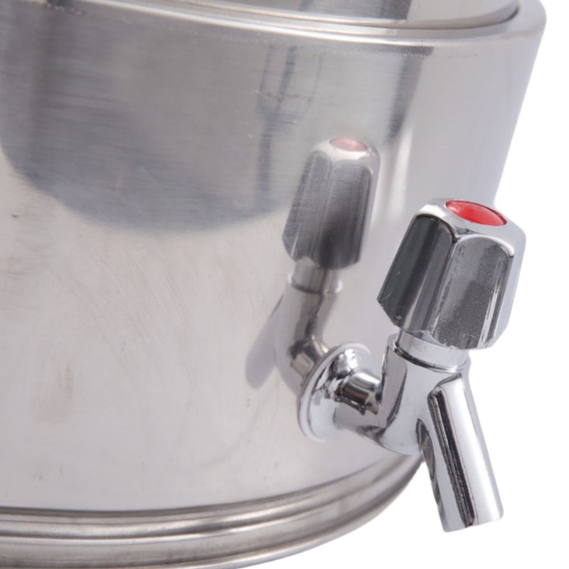 Laboratory steam sterilizer with compact tabletop design