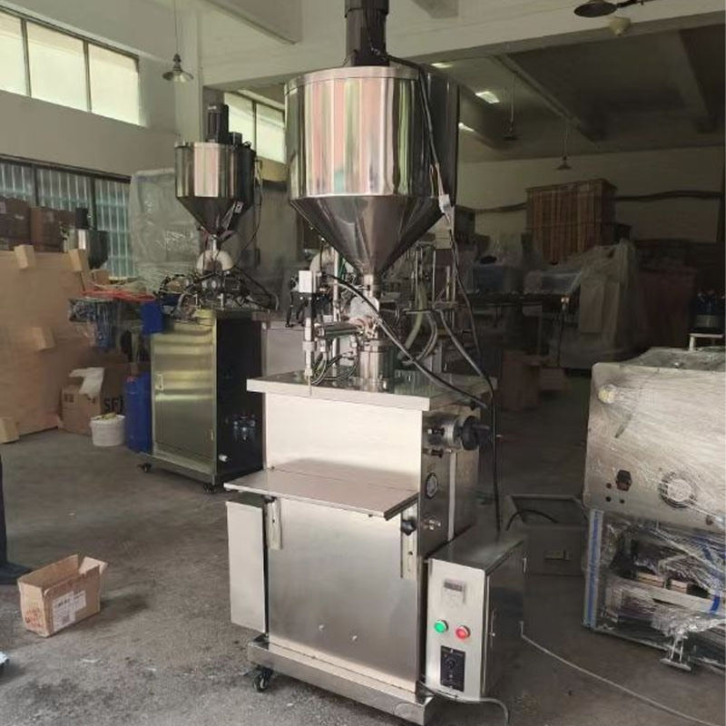 Hot wax filling machine for cosmetic production